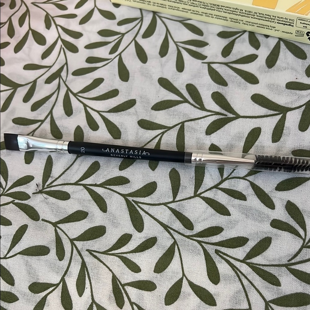 Dual-Ended Black Brow Brush #20